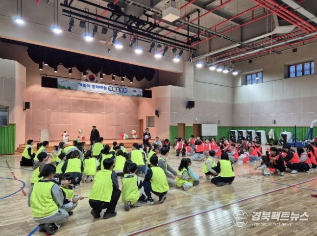 경주시 가족센터가 6일 화랑마을 풍류홀에서 개최한 가족운동회에서 참가 가족들이 팀을 이