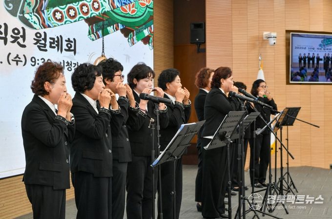 지난 10월 1일 영주시 10월 월례회에서 재능기부로 오카리나를 연주하는 모습