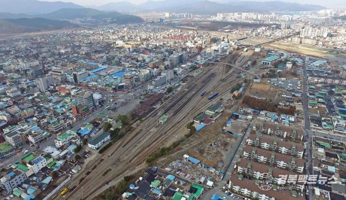 도시재생 후보지로 선정된 옛 경주역 부지 전경. 철도 이전 이후 장기간 활용되지 못했던 폐역 부지가 국가 주도 도시재생 시범지구로 탈바꿈할 수 있을지 주목된다.