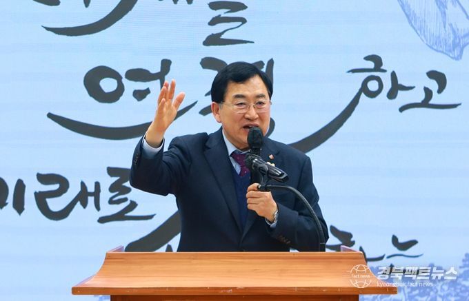 주낙영 경주시장이 19일 시청 대회의실에서 열린 2040년 경주시 도시기본계획 시민참여단 도시 미래상 전달식에서 인사말을 하고 있다