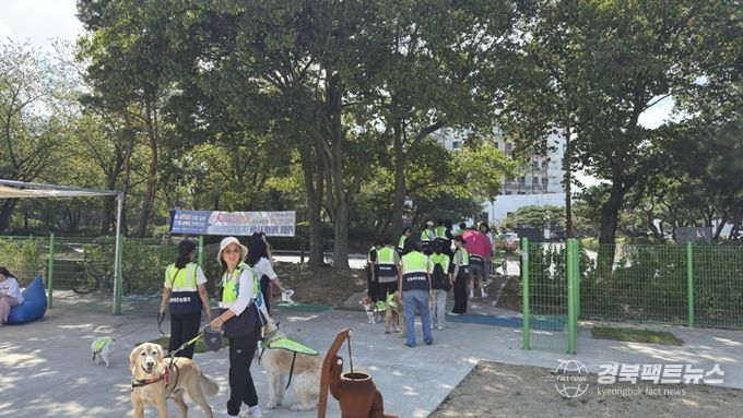 경주시 반려견 순찰대원들이 반려견과 함께 생활권 공원 일대에서 합동순찰을 실시하며 지역 안전을 살피고 있다