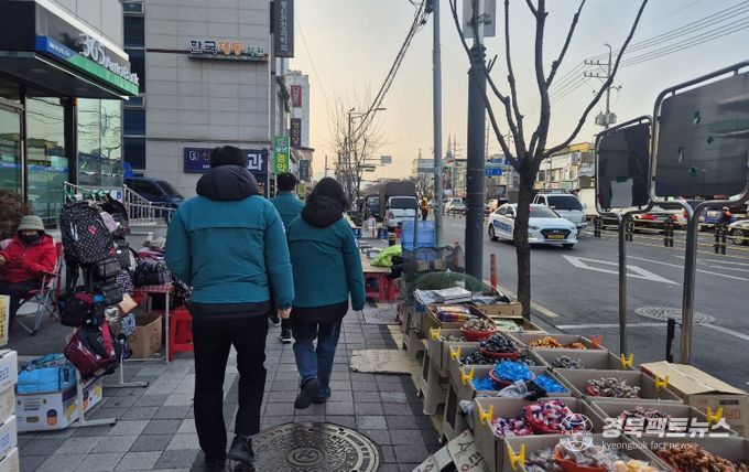 영천시 관계자들이 지난 7일 영천공설시장에서 노점상 집중 계도·단속을 실시했다.