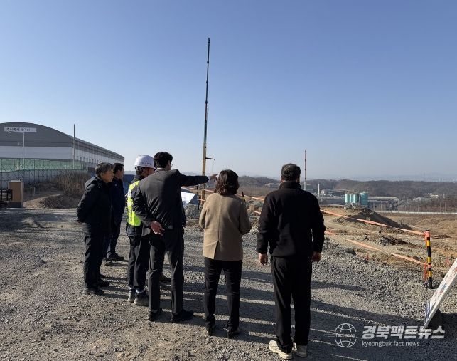 포항시가 지역 내 사업장을 대상으로 설 연휴 대비 환경오염 예방 특별점검을 하고 있다.