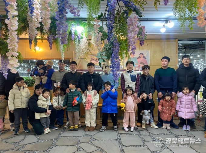 2025년 우리동네아빠교실(딸기수확) 단체사진