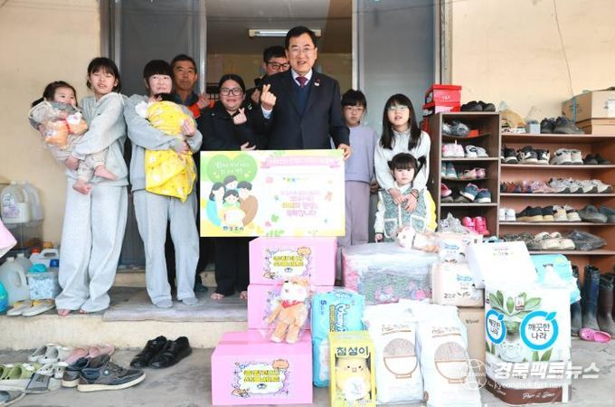 지난 3일 오후, 주낙영 경주시장이 효현동의 일곱째 자녀 출산 가정을 찾아 축하 인사를 전하고 기념촬영을 하고 있다.