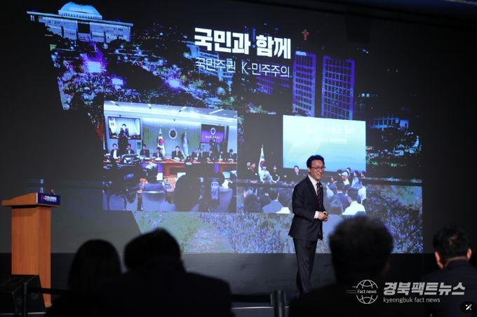 김민석 국무총리가 24일 충북 청주 엔포드호텔에서 열린 K-국정설명회에서 더불어민주당 국회의원, 광역·기초 의원, 당원들을 대상으로 특별강연을 하고 있다.