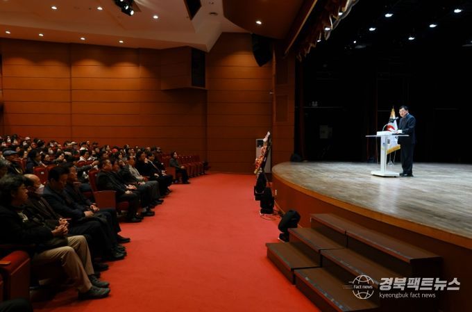 주낙영 경주시장이 10일 서라벌문화회관에서 열린 경주시 노인대학 제42기 입학식에서 축사를 하고 있다.