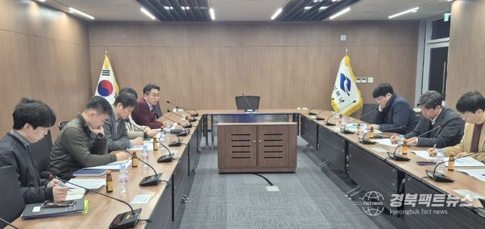 포항시는 지난 10일 경상북도 환동해지역본부 회의실에서 ‘수소연료전지 발전 클러스터 구축사업’ 중간점검 보고회를 개최했다.