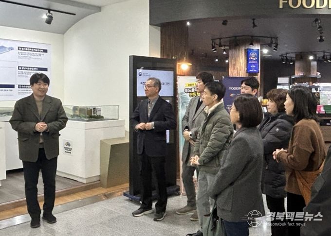 포항시는 지역 식품산업 경쟁력 강화를 위해 12일 한국식품산업클러스터진흥원을 방문해 기관 협력 방안을 논의하고 관련 시설을 견학했다.