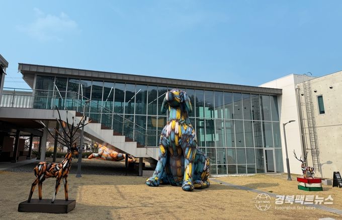 “구미문화재단,‘낭만 잇-는 거리’ 수놓는 김우진 작가 야외 전시 개최”