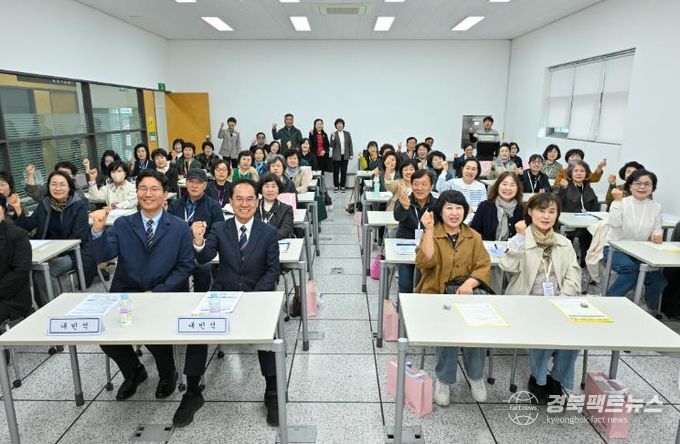 영주시는 3월31일 평생직원교육관에서 경북도민행복대학 개강식을 개최했다(단체기념사진)