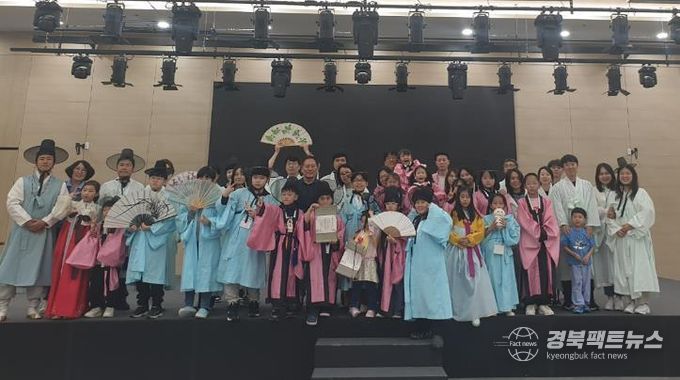 지난해 진행된 _제4회 선비 만나러 갑니다_ 참가가족 단체사진