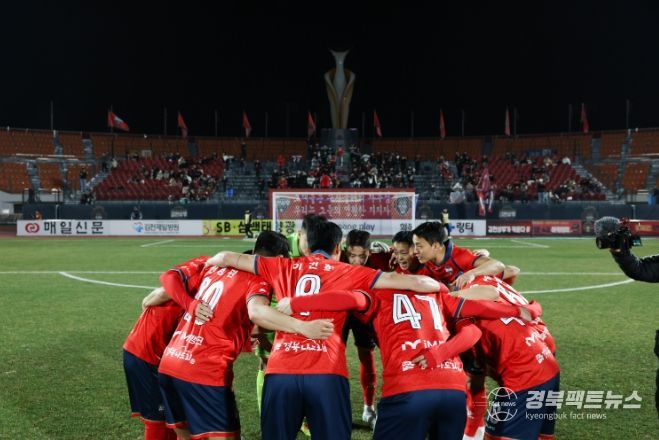 3월 17일 광주전 홈경기에서 김천상무 선수들이 경기 전 이야기를 하고 있다.