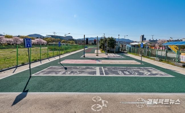 경주 황성공원 내 어린이 자전거 안전교육장에서 교통표지판과 횡단보도 등이 설치된 실외 교육 트랙 모습.